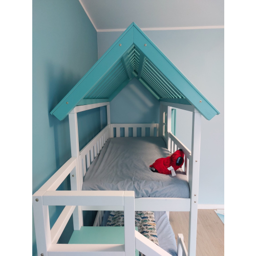 Køjeseng med trappe og vinduer